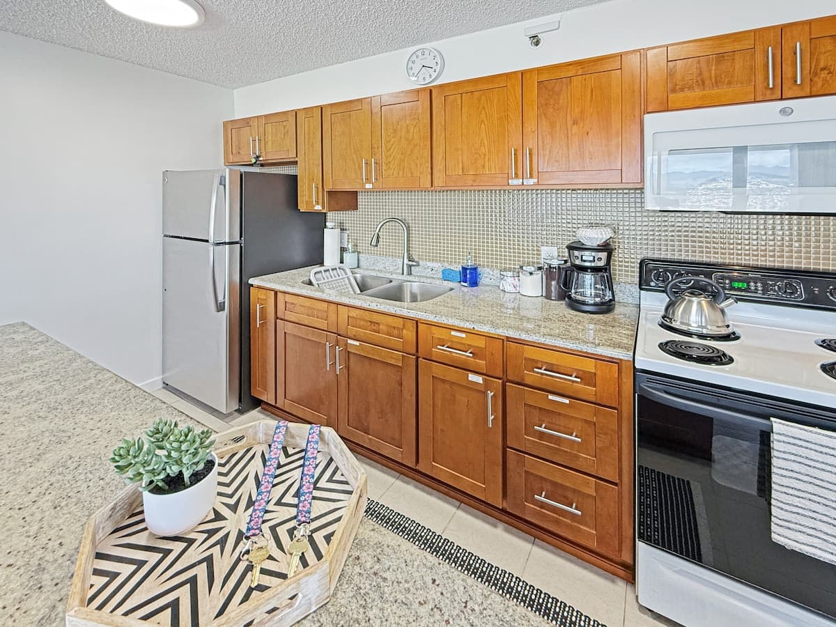 Condo in Honolulu · ★4.91 · 1 bedroom · 3 beds · 1 private bath - Photo 5