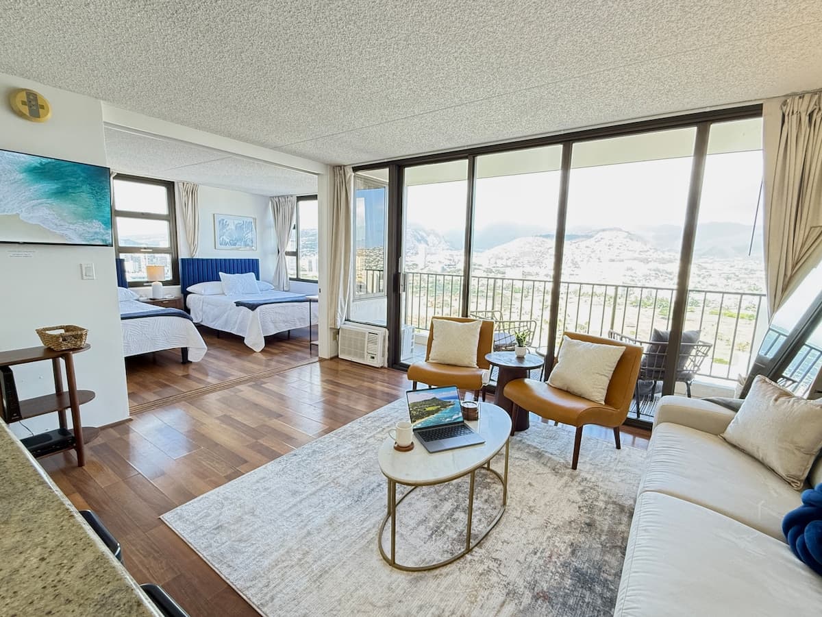 Condo in Honolulu · ★4.91 · 1 bedroom · 3 beds · 1 private bath - Photo 4