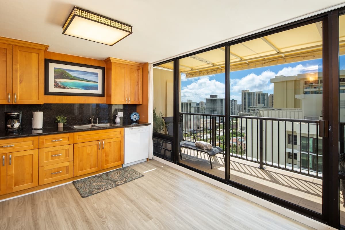 Place to stay in Honolulu · ★4.93 · 2 bedrooms · 3 beds · 2 private baths - Photo 5