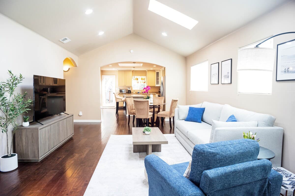 Charming Coastal Retreat Near Aquarium - Photo 4