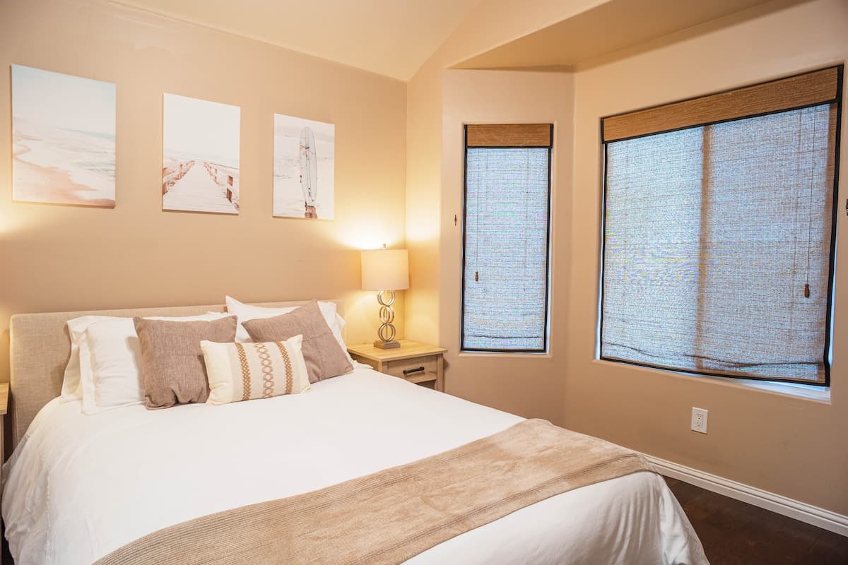 Charming Coastal Retreat Near Aquarium - Photo 2
