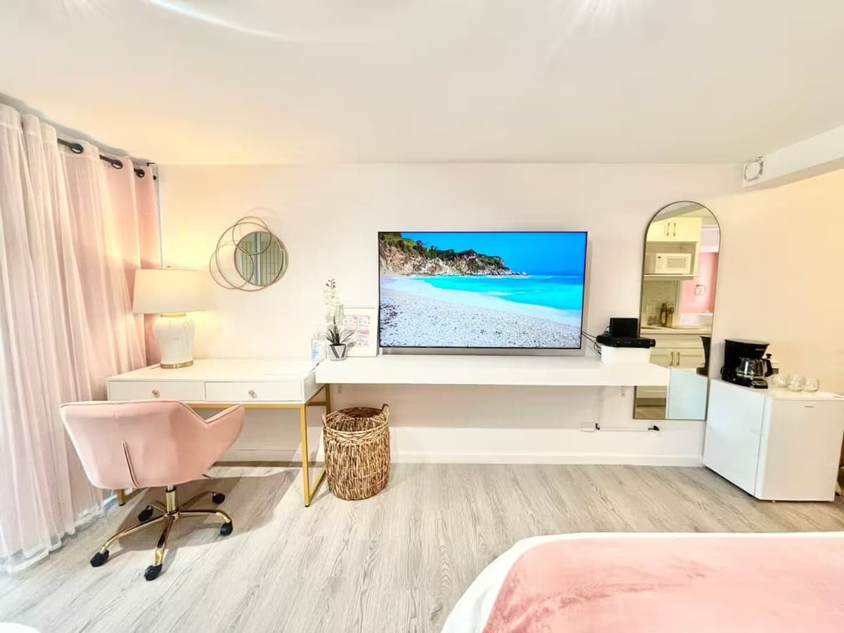 Beautiful Pink Studio Suite-Waikiki Beach - Photo 3