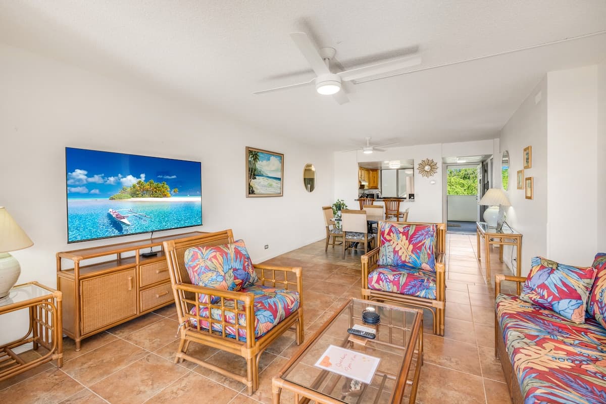 Condo in Kailua-Kona · ★4.9 · 2 bedrooms · 4 beds · 2 baths - Photo 4