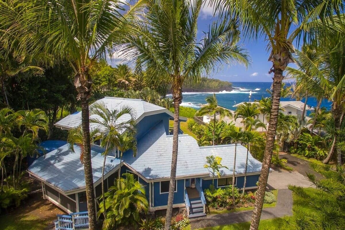 Oceanview Kehena Black Sand Beach House - spa/pool - Photo 5