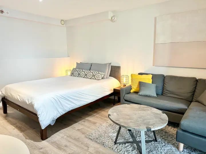 Cozy Studio - Renovated in Central Waikiki - Photo 1