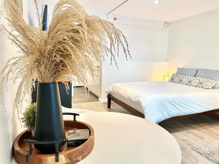 Cozy Studio - Renovated in Central Waikiki - Photo 4