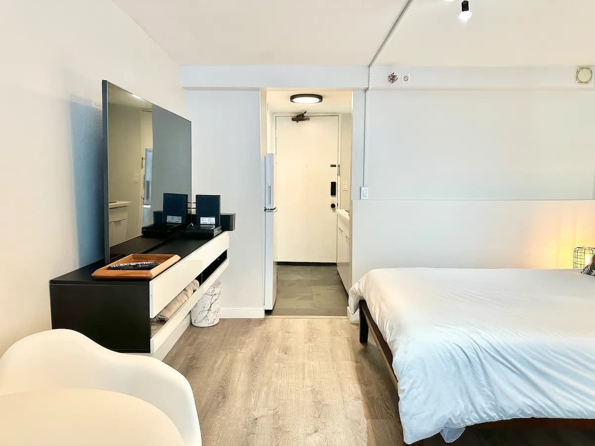 Cozy Studio - Renovated in Central Waikiki - Photo 5