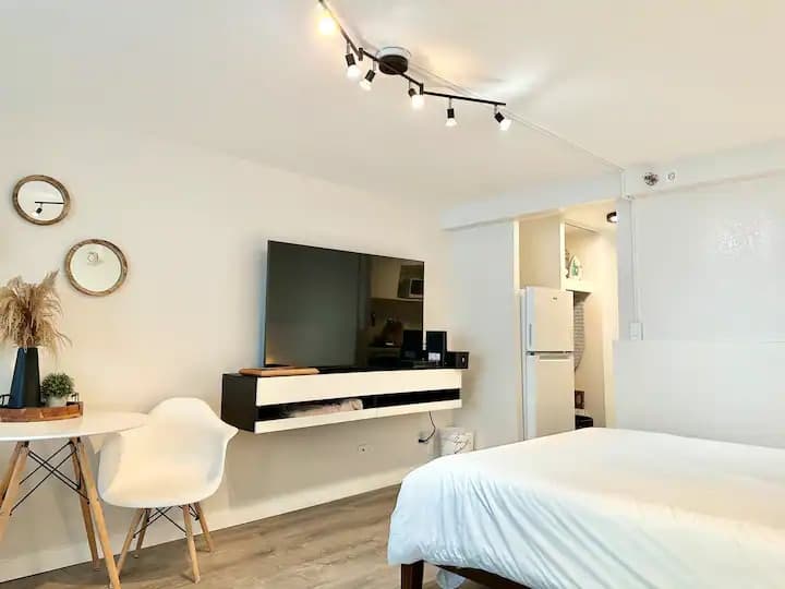 Cozy Studio - Renovated in Central Waikiki - Photo 3