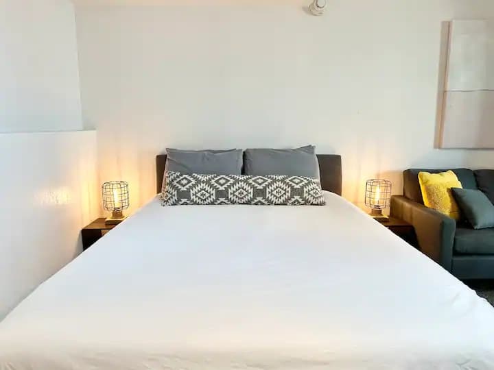 Cozy Studio - Renovated in Central Waikiki - Photo 2
