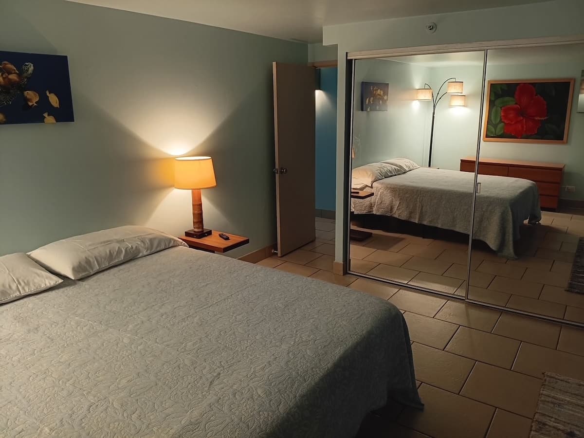Hotel in Honolulu · ★4.54 · 3 bedrooms · 3 beds · 1 private bath - Photo 3