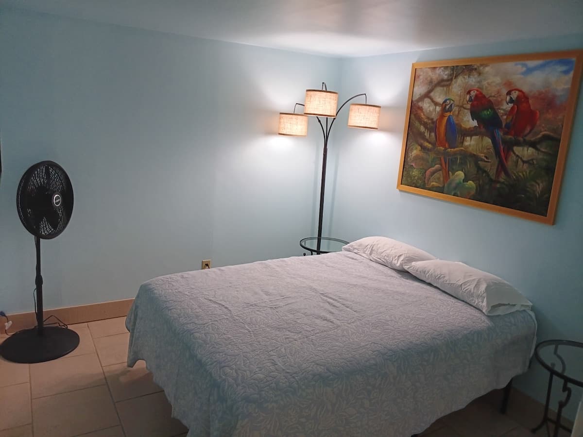Hotel in Honolulu · ★4.54 · 3 bedrooms · 3 beds · 1 private bath - Photo 2