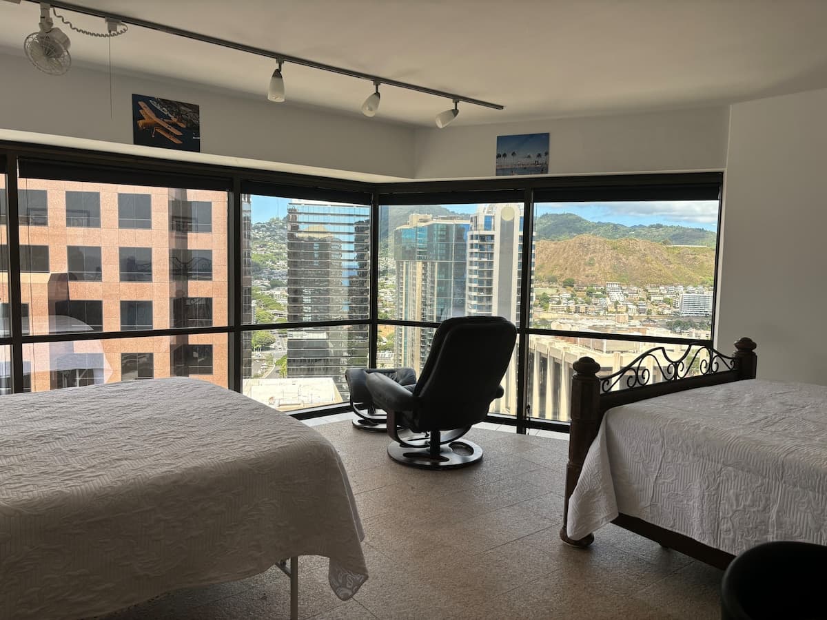 Condo in Honolulu · ★4.78 · 1 bedroom · 3 beds · 1 private bath - Photo 2