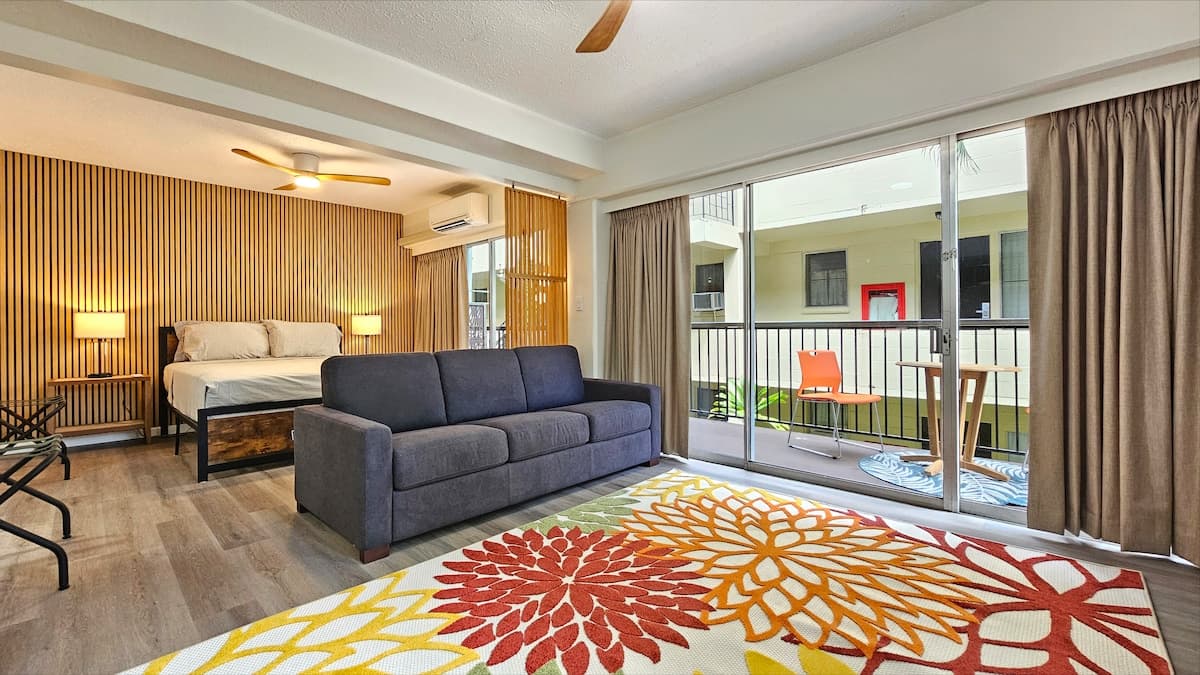 2412 PE St 205 Queen Bed, Futon, Kitchen, Lanai - Photo 4