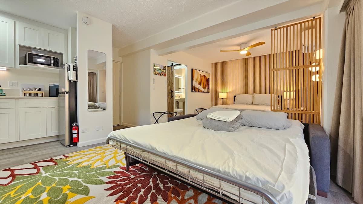 2412 PE St 205 Queen Bed, Futon, Kitchen, Lanai - Photo 3