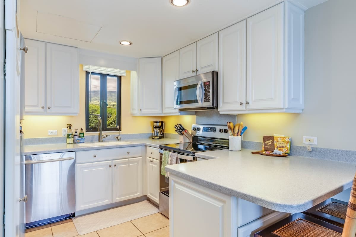 Condo in Kailua-Kona · ★4.79 · 2 bedrooms · 2 beds · 2 baths - Photo 4