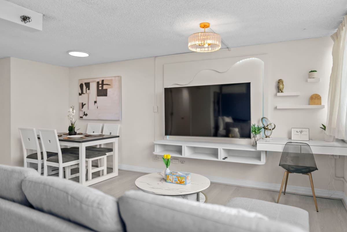 Condo in Honolulu · ★4.84 · 1 bedroom · 5 beds · 1 private bath - Photo 3