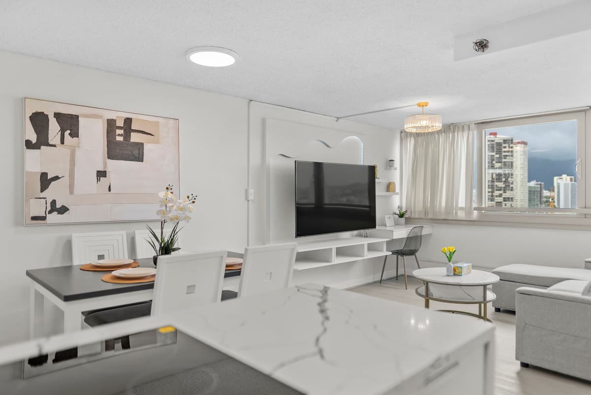 Condo in Honolulu · ★4.84 · 1 bedroom · 5 beds · 1 private bath - Photo 5