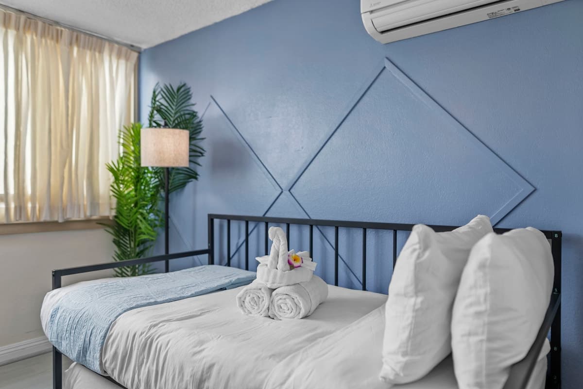 Condo in Honolulu · ★4.84 · 1 bedroom · 5 beds · 1 private bath - Photo 4