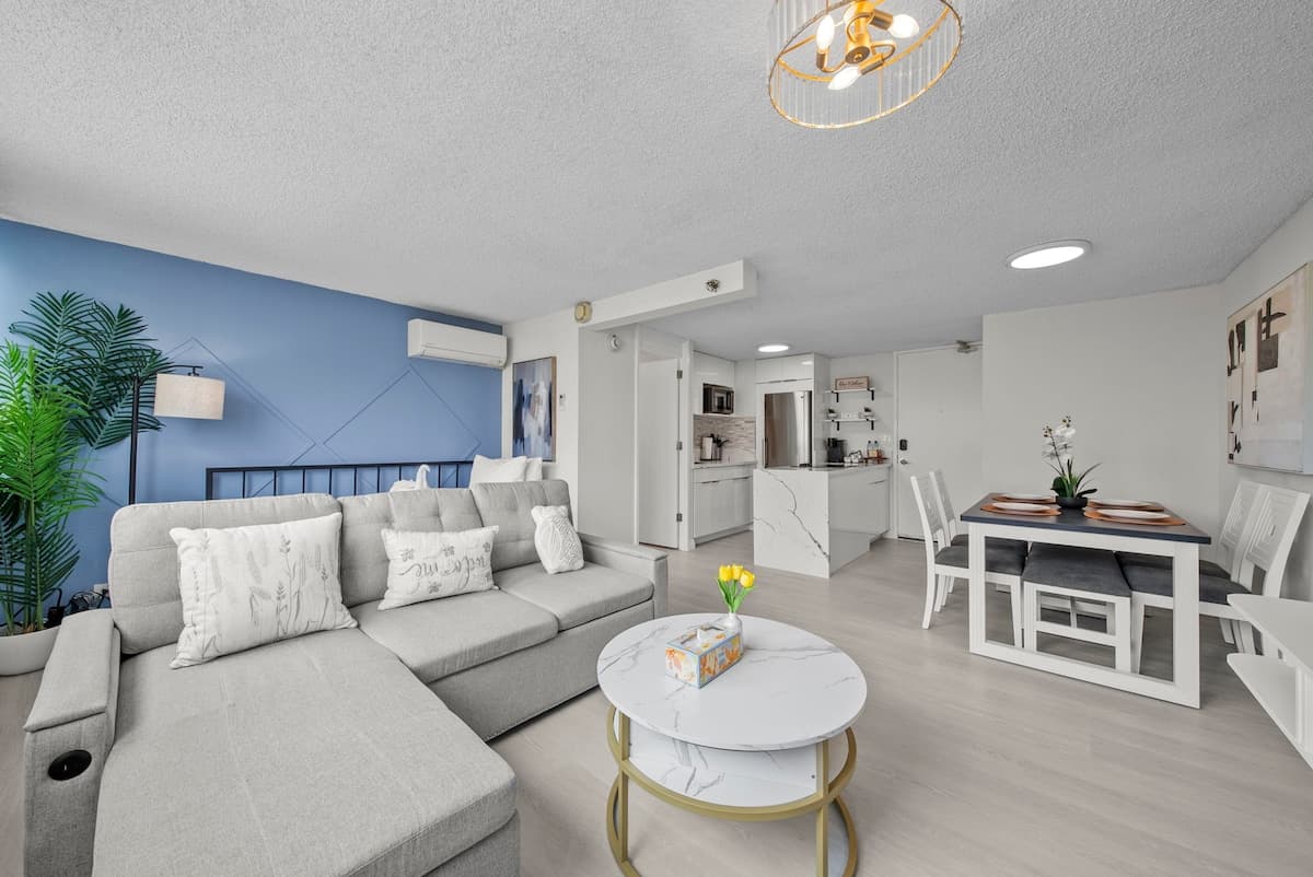 Condo in Honolulu · ★4.84 · 1 bedroom · 5 beds · 1 private bath - Photo 1