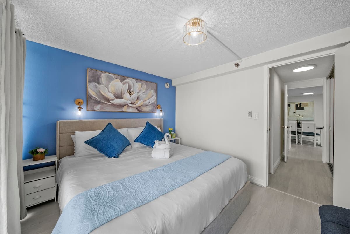 Condo in Honolulu · ★4.84 · 1 bedroom · 5 beds · 1 private bath - Photo 2