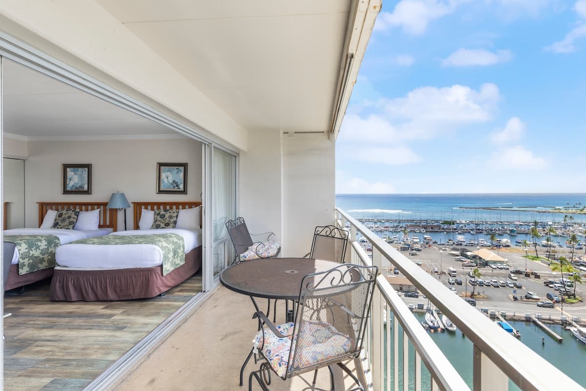 Condo in Honolulu · ★4.8 · Studio · 3 beds · 1 private bath - Photo 1