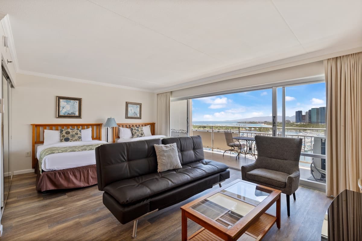 Condo in Honolulu · ★4.8 · Studio · 3 beds · 1 private bath - Photo 2