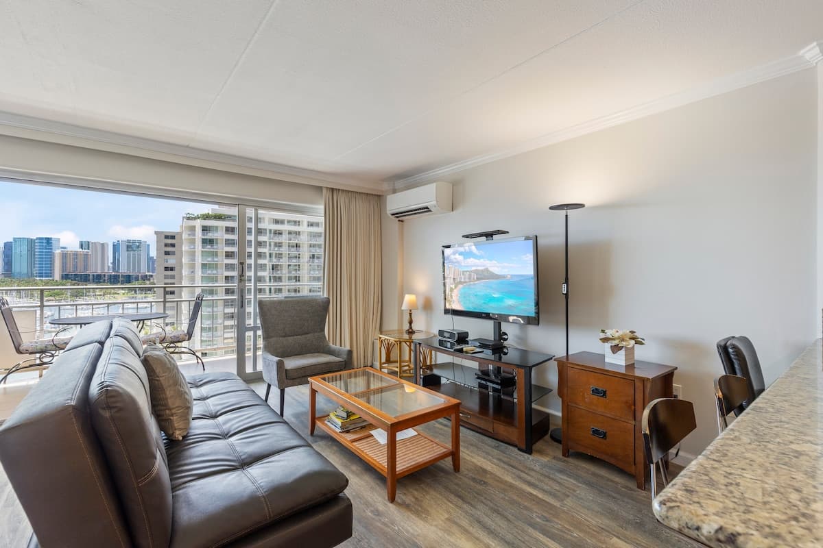 Condo in Honolulu · ★4.8 · Studio · 3 beds · 1 private bath - Photo 3