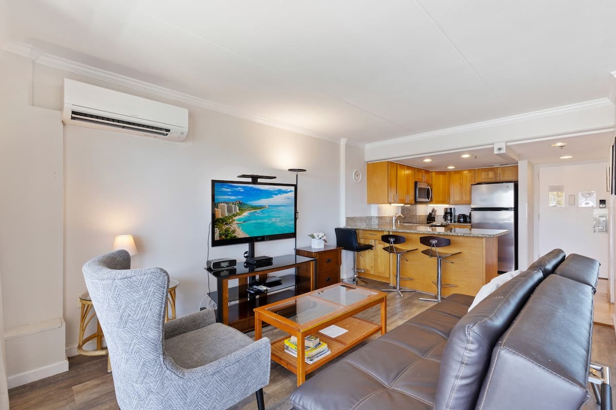 Condo in Honolulu · ★4.8 · Studio · 3 beds · 1 private bath - Photo 4