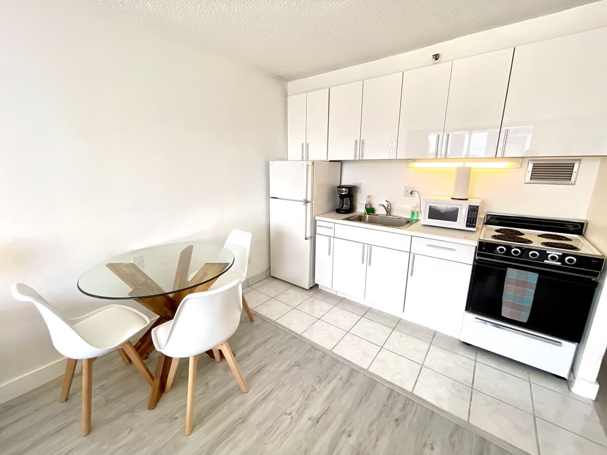 Condo in Honolulu · ★4.63 · Studio · 1 bed · 1 private bath - Photo 2