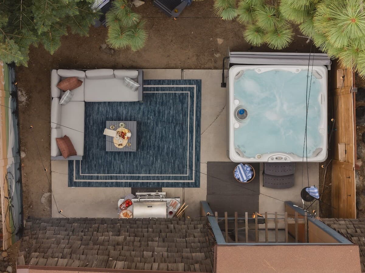 Cabin in Incline Village · ★5.0 · 3 bedrooms · 4 beds · 2.5 private baths - Photo 4