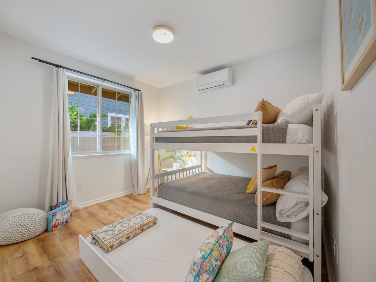 Home in Waianae · ★4.97 · 3 bedrooms · 9 beds · 2 private baths - Photo 3