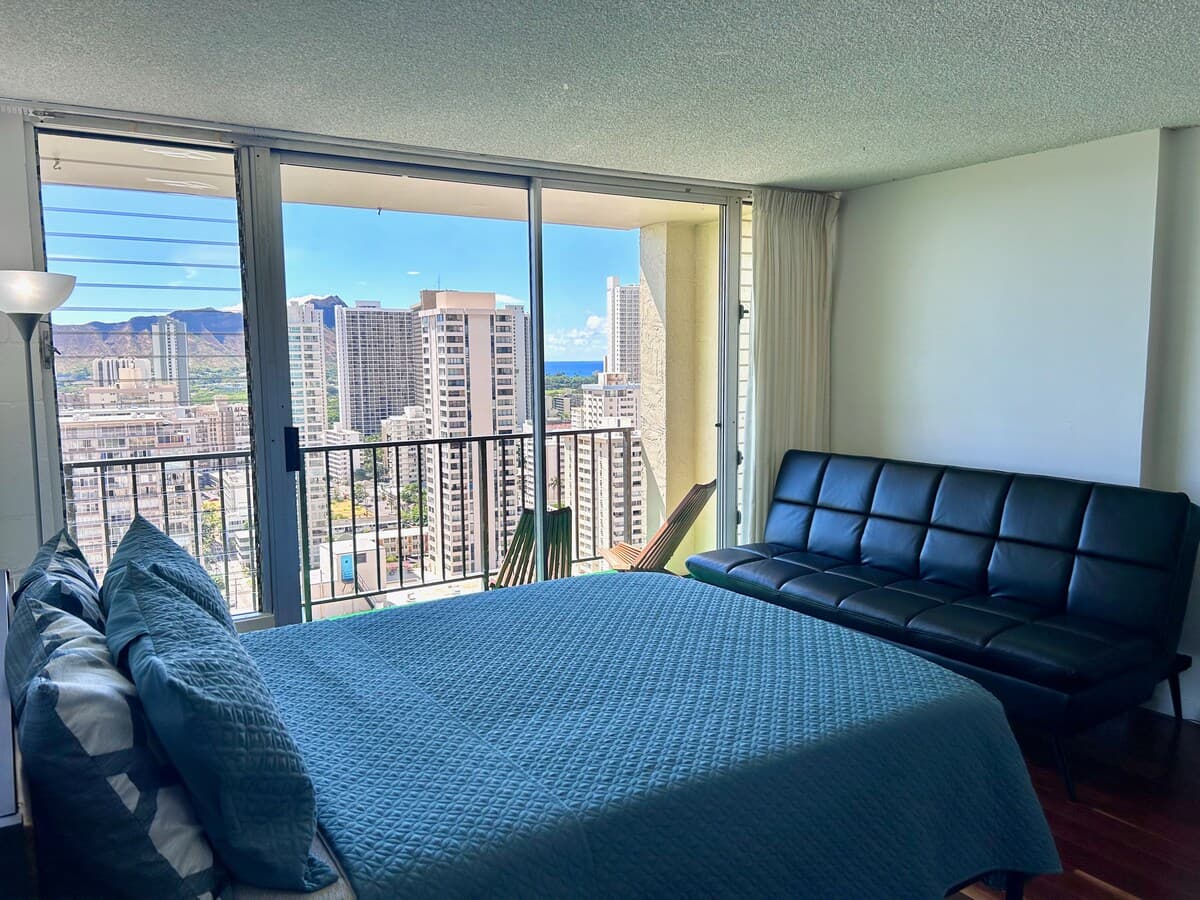 Condo in Honolulu · ★4.89 · Studio · 1 bed · 1 private bath - Photo 3
