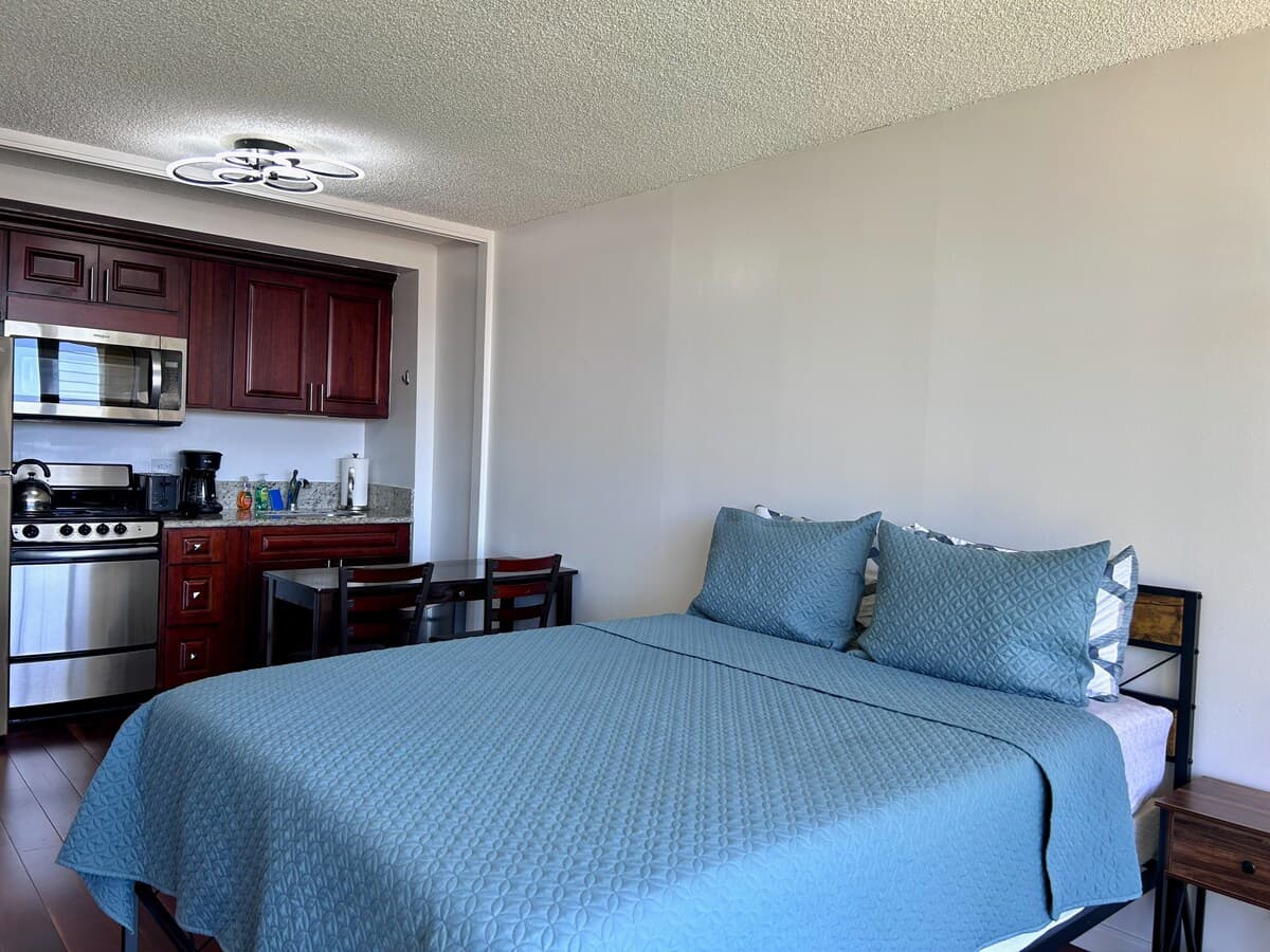 Condo in Honolulu · ★4.89 · Studio · 1 bed · 1 private bath - Photo 4