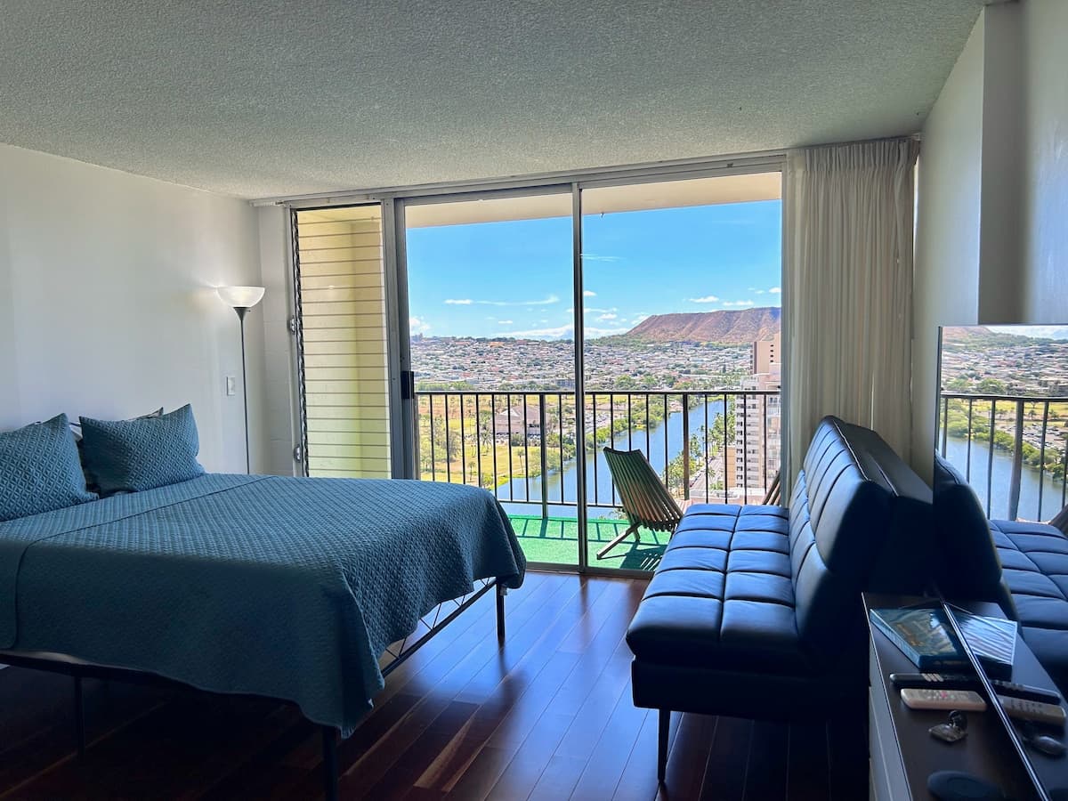 Condo in Honolulu · ★4.89 · Studio · 1 bed · 1 private bath - Photo 2
