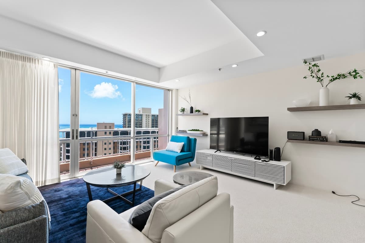 Condo in Honolulu · ★4.97 · 2 bedrooms · 6 beds · 2 private baths - Photo 2