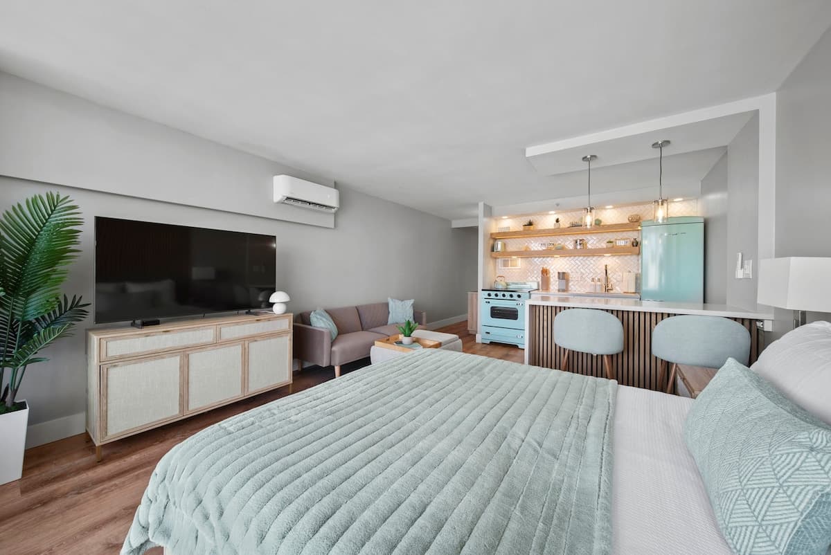 Luxury Waikiki Condo w/ Retro Charm & FREE Parking - Photo 3