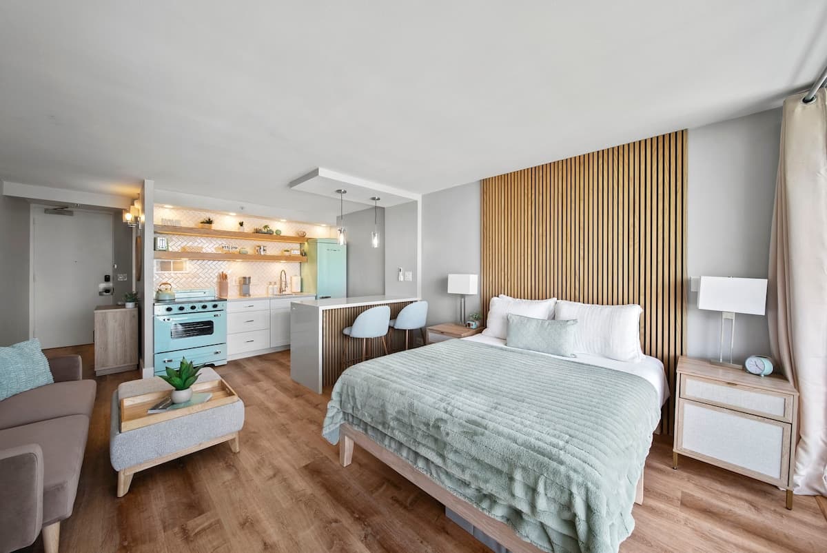 Luxury Waikiki Condo w/ Retro Charm & FREE Parking - Photo 1