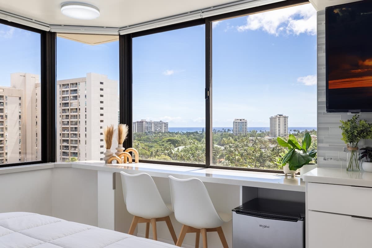 Ocean Breeze Waikiki Corner Oasis - Photo 1