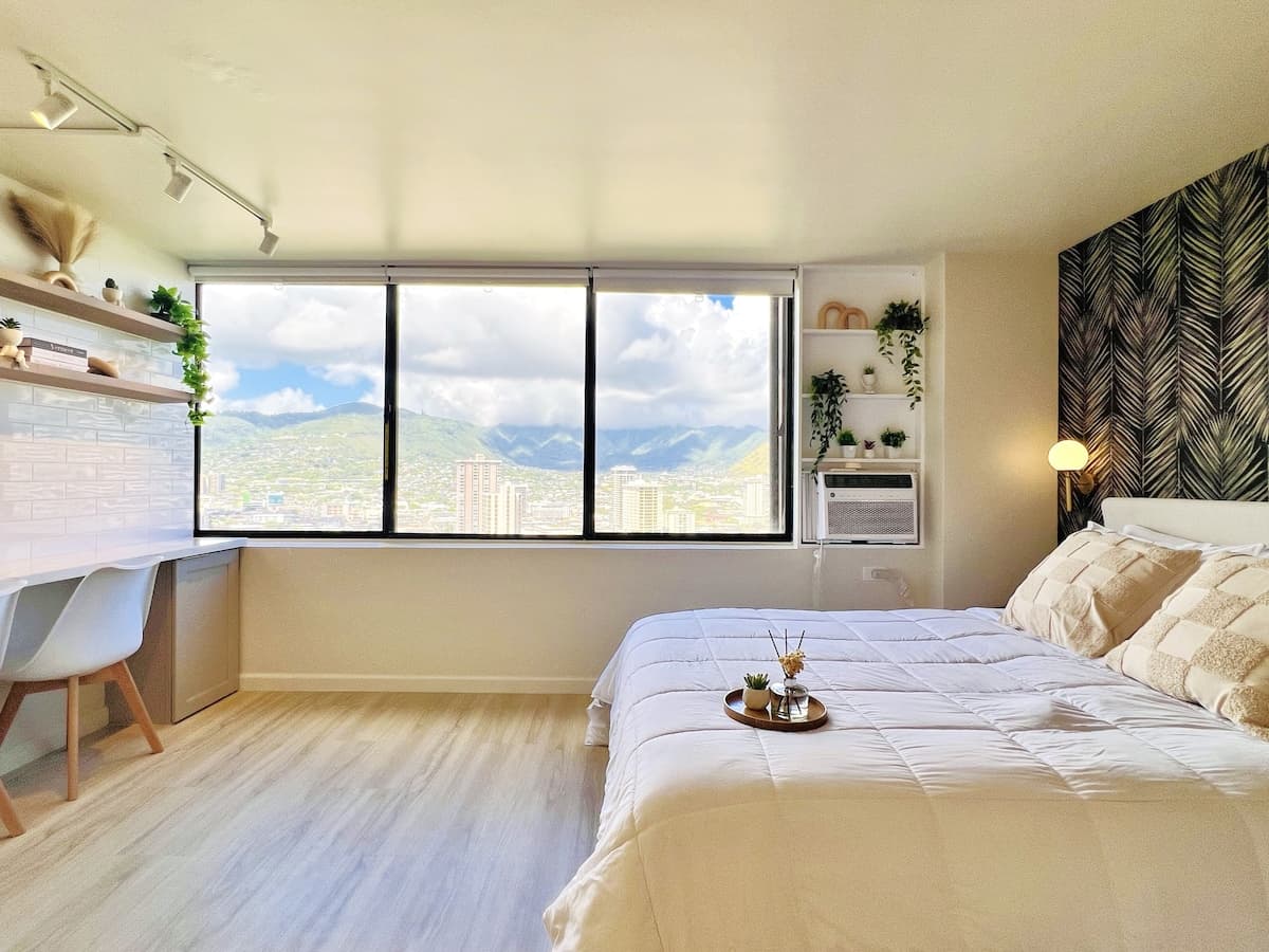 Skyline Serenity: Waikiki Mountain View Studio - Photo 2