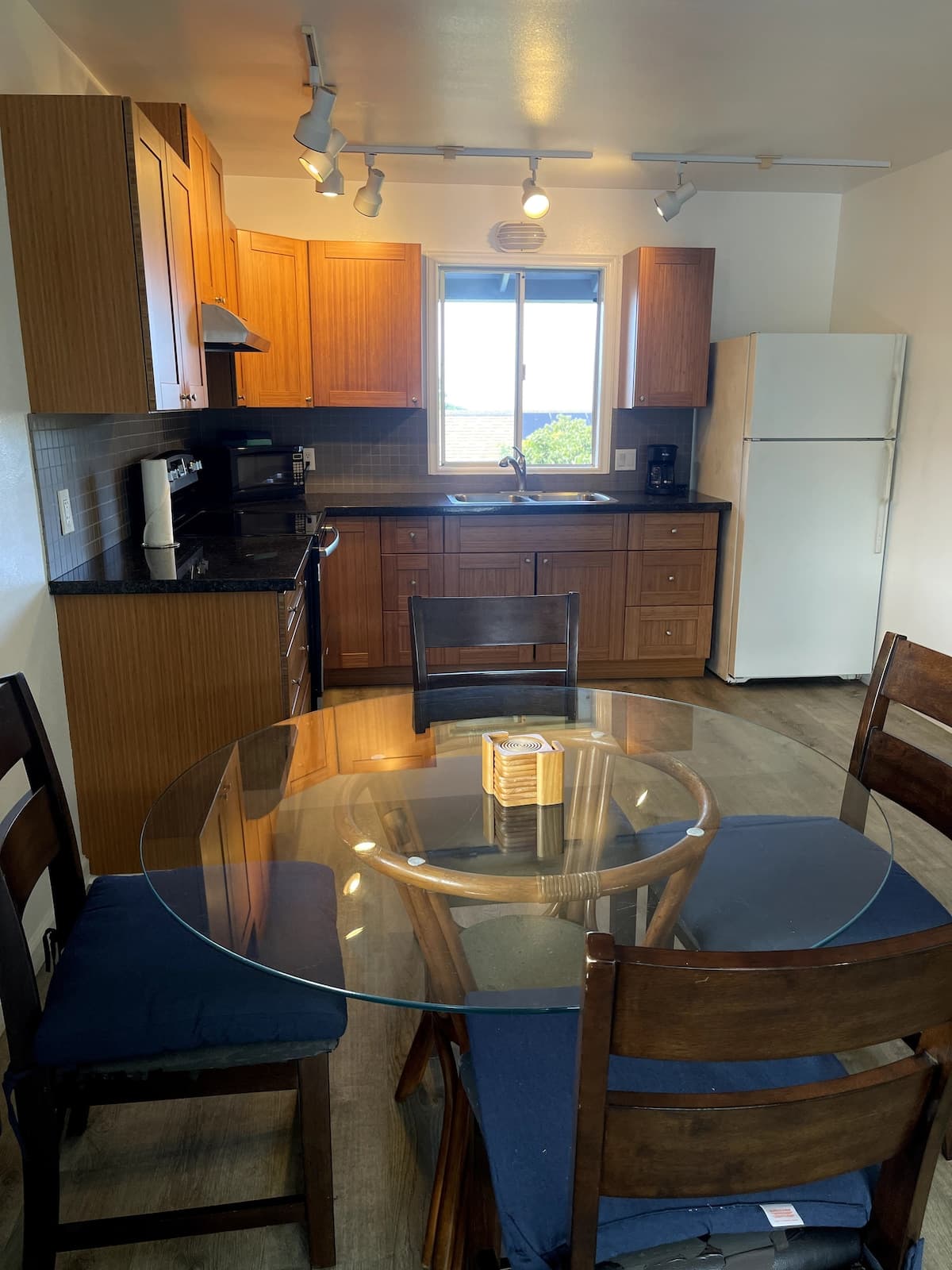Bright 1BR Retreat, 2 Balconies + Full Kitchen - Photo 4