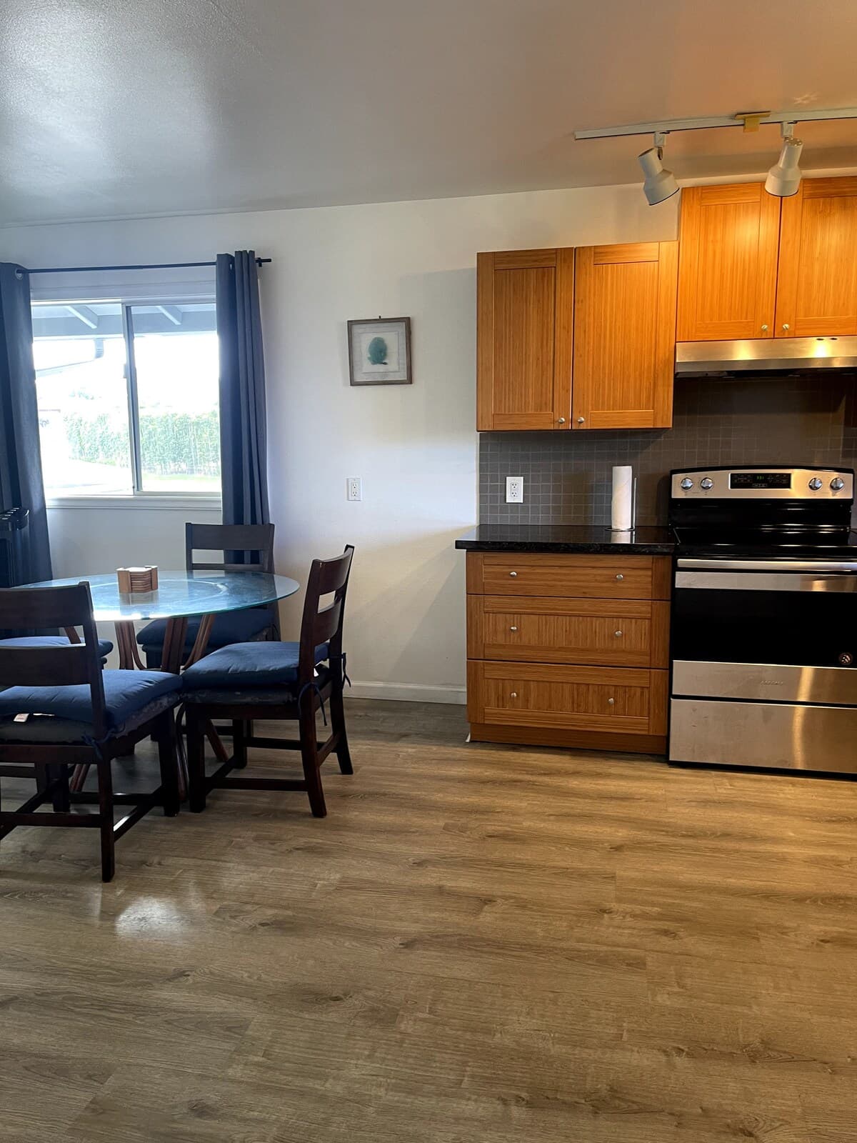 Bright 1BR Retreat, 2 Balconies + Full Kitchen - Photo 5