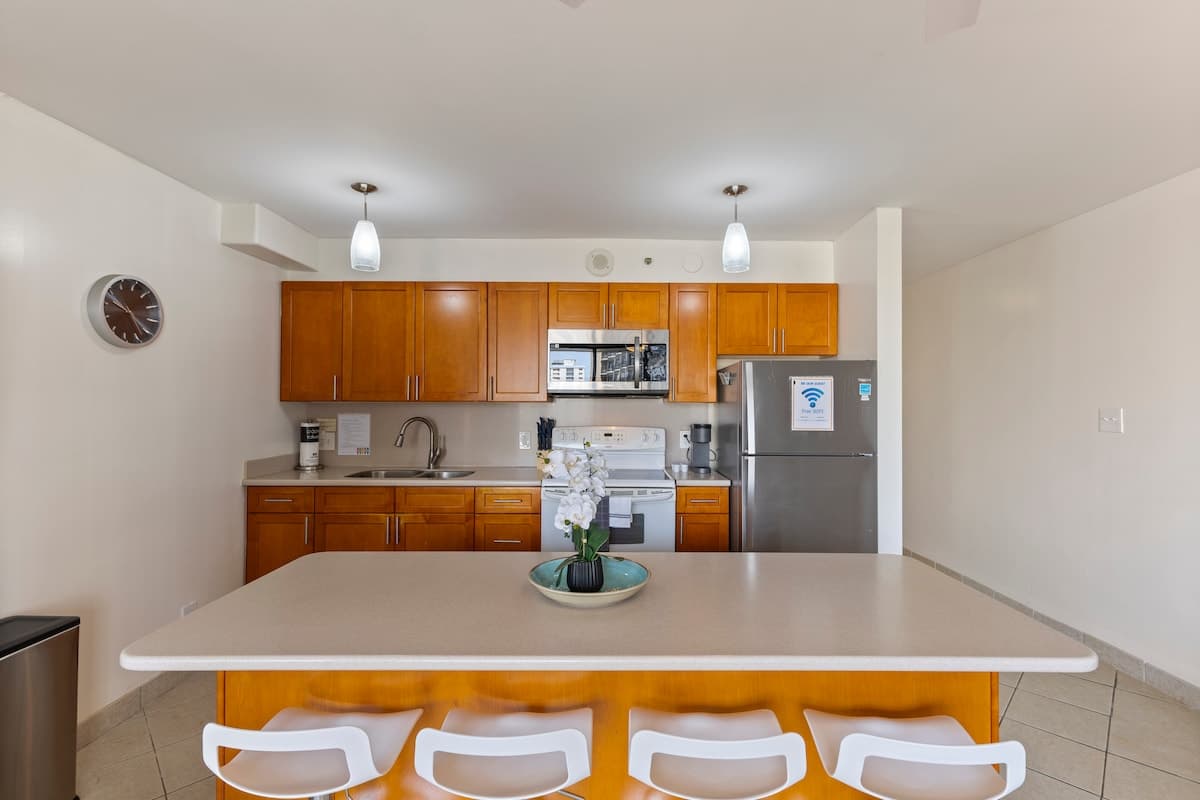 Condo in Honolulu · ★4.67 · 1 bedroom · 3 beds · 1 private bath - Photo 5