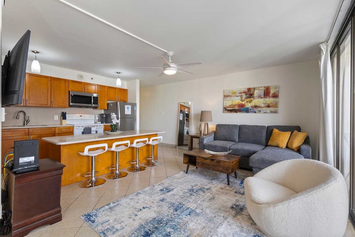 Condo in Honolulu · ★4.67 · 1 bedroom · 3 beds · 1 private bath - Photo 3