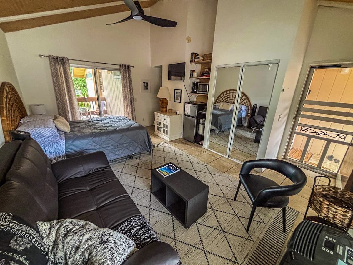 Charming N Shore Studio | Lanai | Pool & Hot Tub - Photo 4