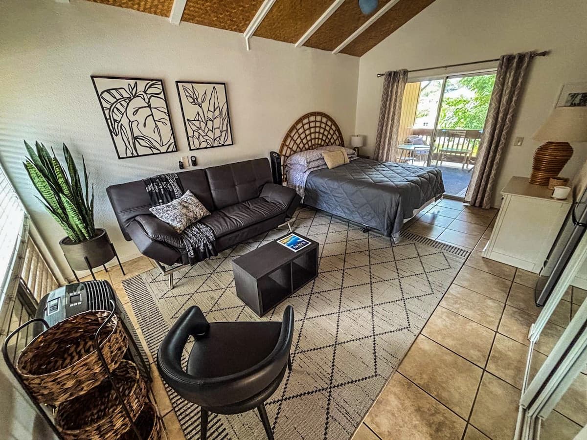 Charming N Shore Studio | Lanai | Pool & Hot Tub - Photo 1