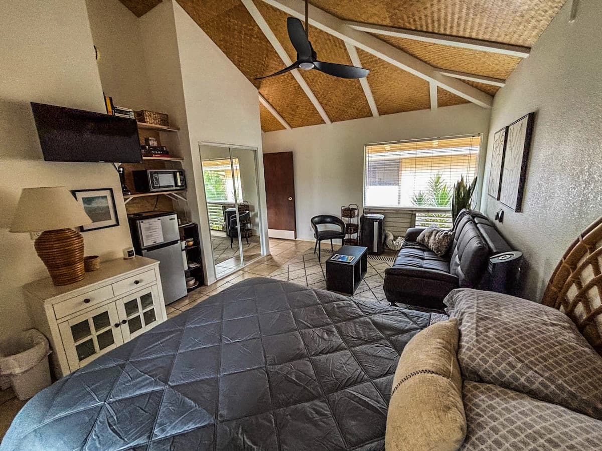 Charming N Shore Studio | Lanai | Pool & Hot Tub - Photo 3