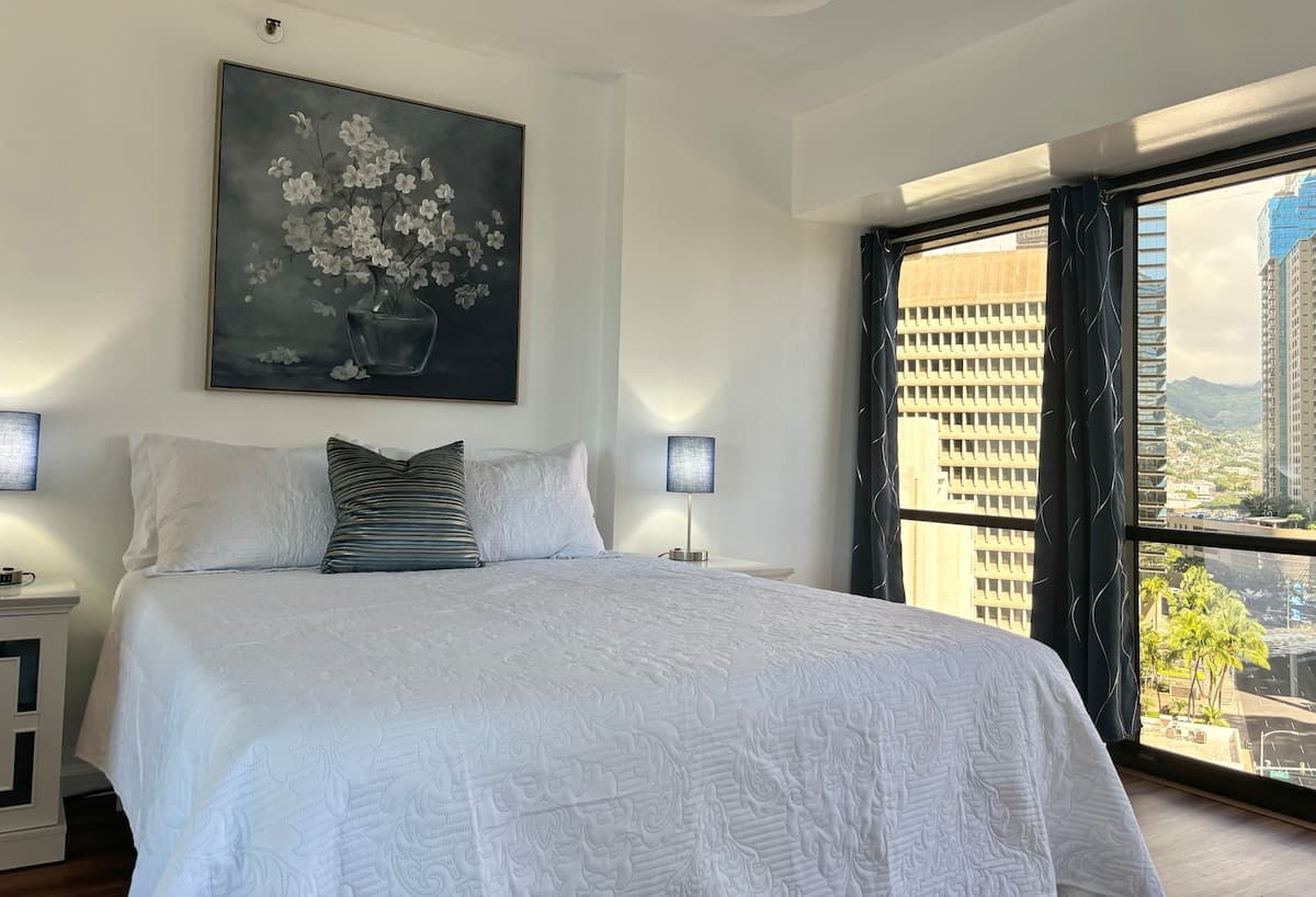 Condo in Honolulu · ★4.91 · 2 bedrooms · 4 beds · 1 private bath - Photo 1