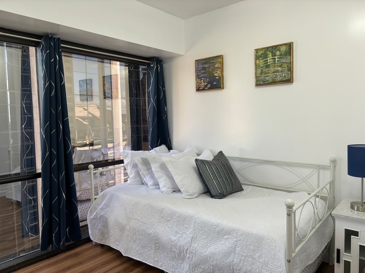 Condo in Honolulu · ★4.91 · 2 bedrooms · 4 beds · 1 private bath - Photo 2