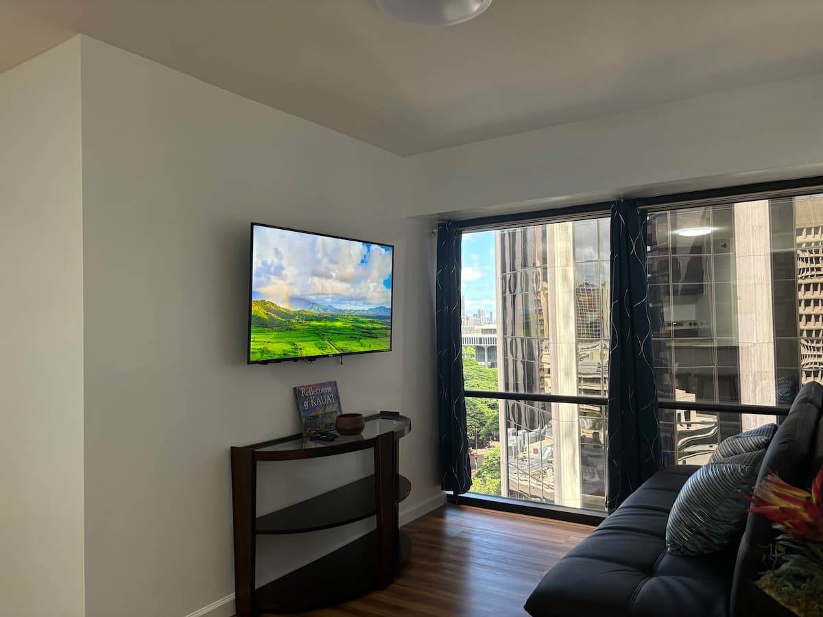Condo in Honolulu · ★4.91 · 2 bedrooms · 4 beds · 1 private bath - Photo 3
