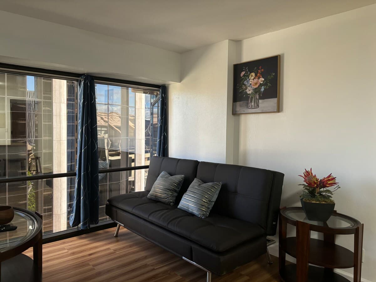 Condo in Honolulu · ★4.91 · 2 bedrooms · 4 beds · 1 private bath - Photo 4